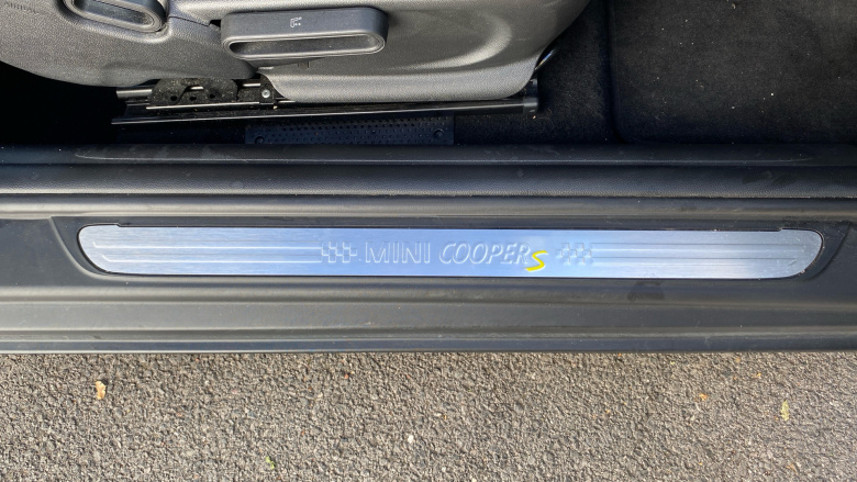 MINI Hatchback 135kW Cooper S Level 2 33kWh 3dr Auto Electric Hatchback